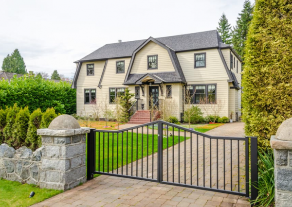 Pagar dengan aksen batu alam dan pilar kaca